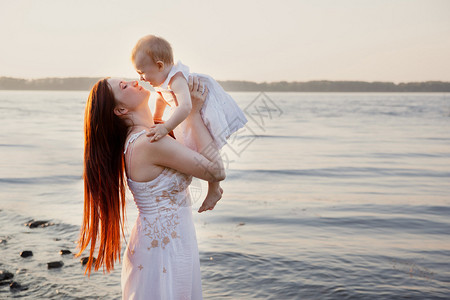 幸福的母亲和女儿在日落图片