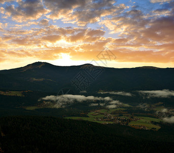 巴伐利亚森林公园的日落图片