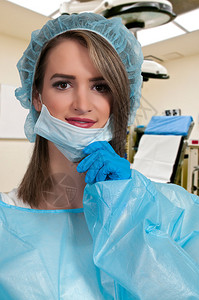 美丽的年轻女外科医生准备做手术图片