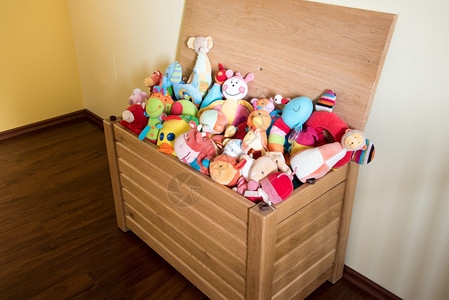 玩具盒里装满了儿童卧室里图片