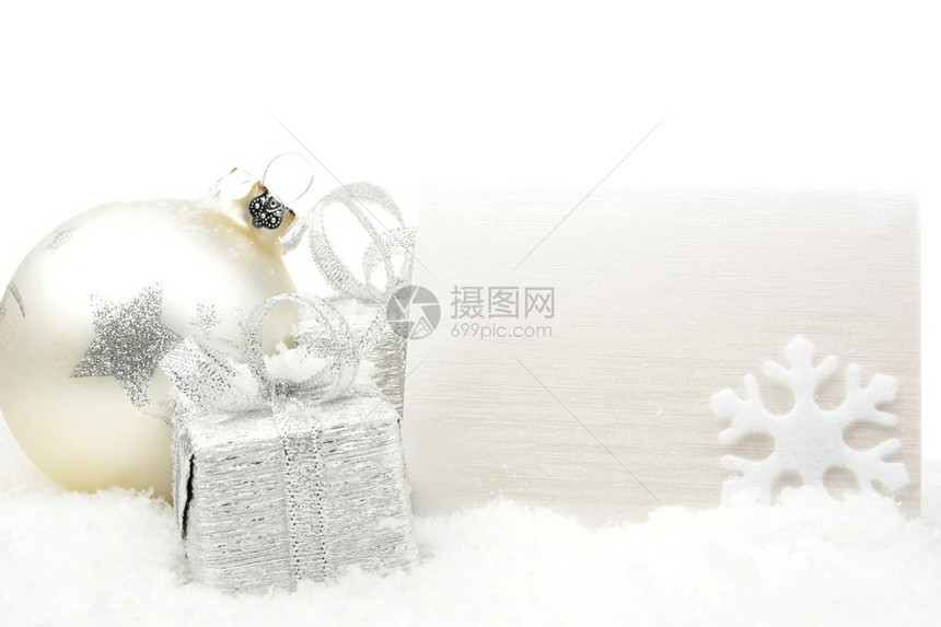 装饰白雪地背景的银洗礼和送图片