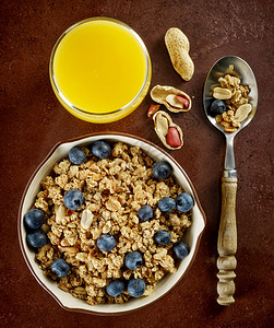 一碗麦片和新鲜浆果健康早餐图片