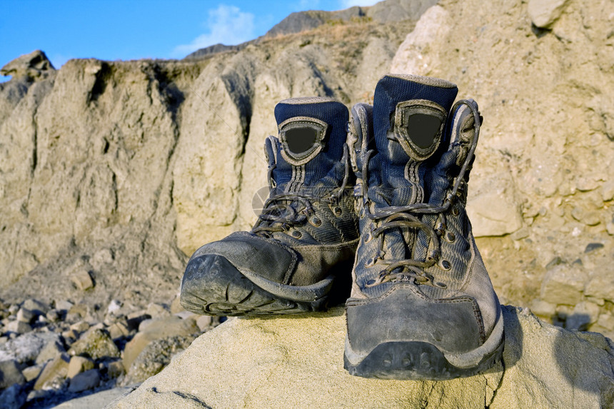 山上石头上的游客靴子图片