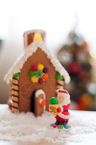姜饼屋背景中的圣诞老人形象图片
