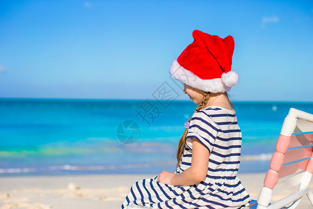 穿红色圣诞礼帽的小女图片