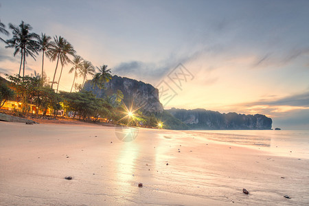 泰国日出或日落时美丽的海滩上图片