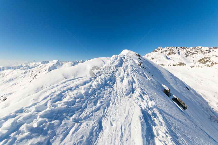 在山顶的偏远地区滑雪道图片