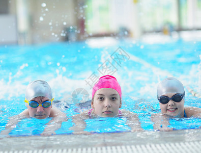 一群快乐的孩子游泳池儿童学游图片