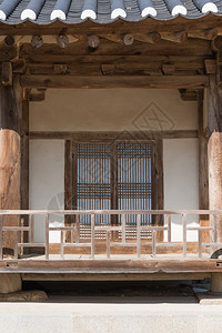 韩国传统建筑与门和栏杆的正面图图片