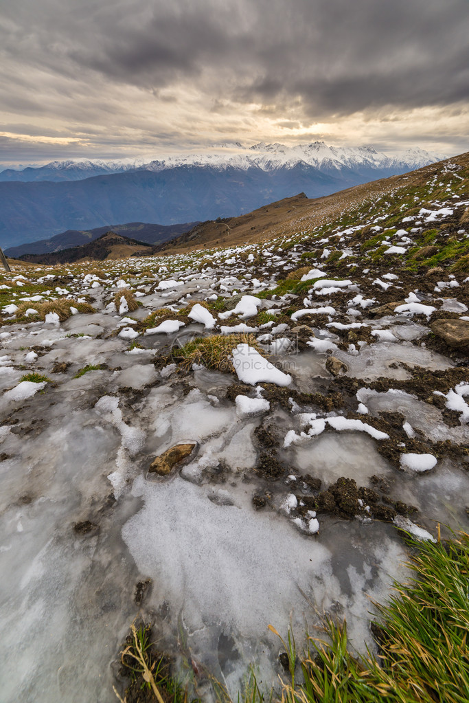 在高山谷和白雪皑的山脉日落时的冬季景观图片