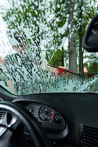 车窗上的清洁剂白色肥皂泡沫图片