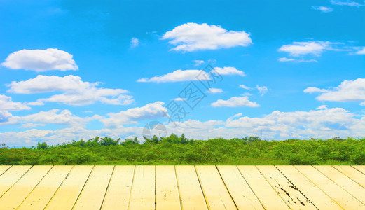 清澈的蓝天和木地板背景图片