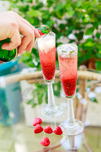 夏季鸡尾酒配香槟薄荷和新鲜覆盆子和草莓含酒精的素食饮料夏季聚会图片