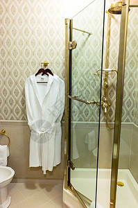 酒店浴室的浴袍图片
