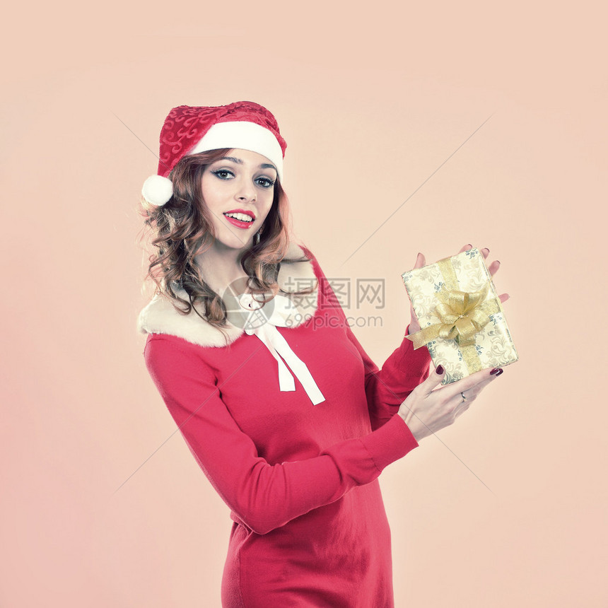 穿着圣诞老人礼服的漂亮感女孩她穿着圣誕老人服图片