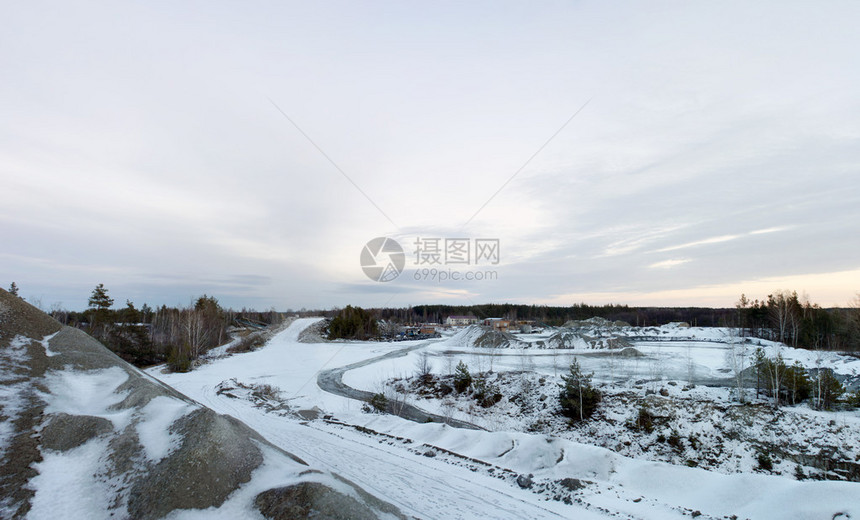 冬日废弃石坑全景图图片
