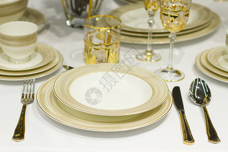 金色调的庆祝餐桌设置图片