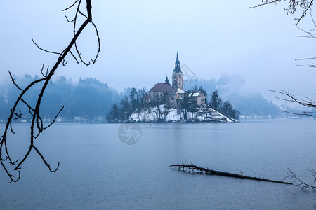 一天结束在冬季的湖边Bled图片