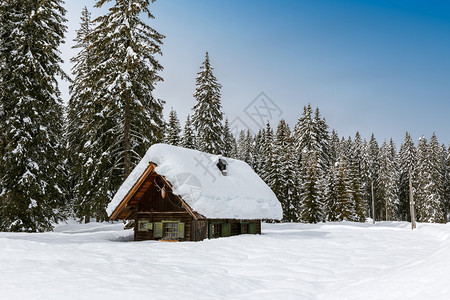 冬季风景山坡和小屋图片