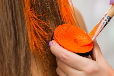 美容院的化妆师用橙色图片