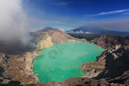 在火山Ijen火山口湖图片