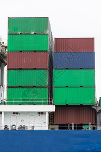 集装箱在港口的集装箱船图片
