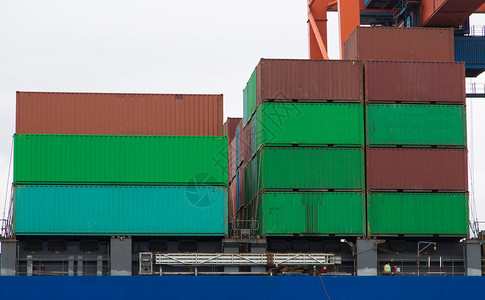 集装箱在港口的集装箱船图片