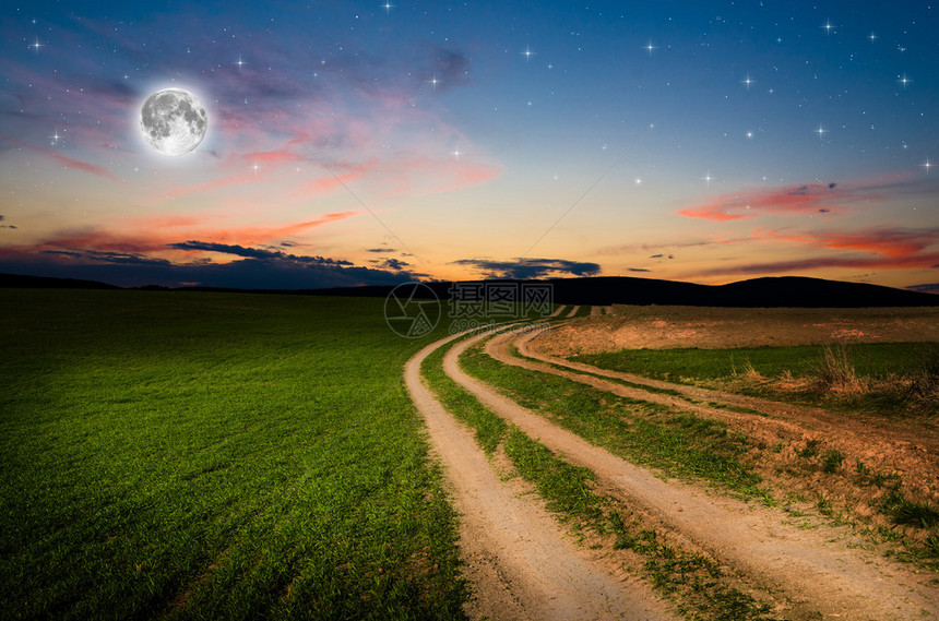 夜间有星的农村道路和天空图片