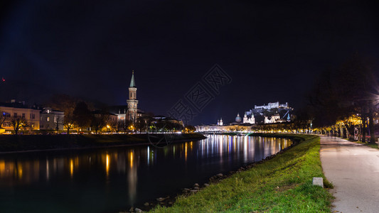 奥地利萨尔茨堡市的夜景高清图片