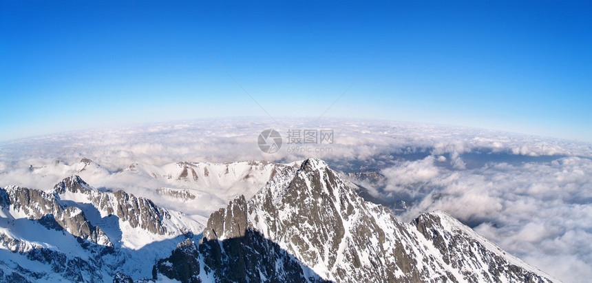 斯洛伐克和波兰高塔特拉山脉的冬季全景图片