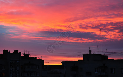 夕阳下的彩云图片