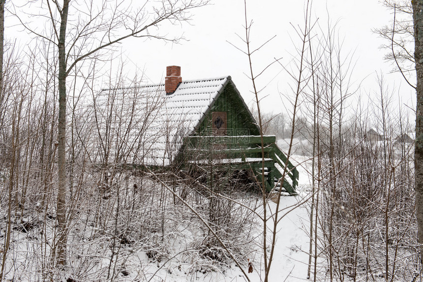 农村冬天的小乡村小屋图片