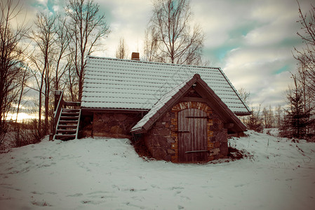 乡村冬季的小乡村小屋图片
