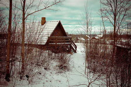 乡村冬季的小乡村小屋图片
