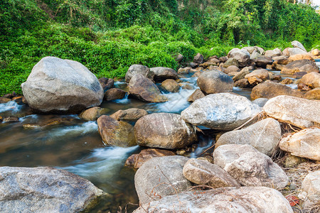 泰国自然小瀑布带岩石图片