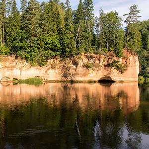 拉脱维亚Gaugas公园河岸沙石图片