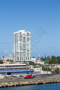 波多黎各高楼公寓大楼圣胡安前的一座红色建筑起重机图片