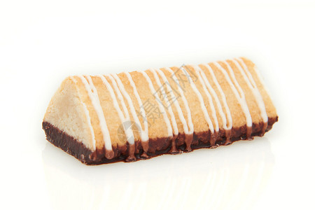 白色背景上的丹麦杏仁糖蛋糕图片