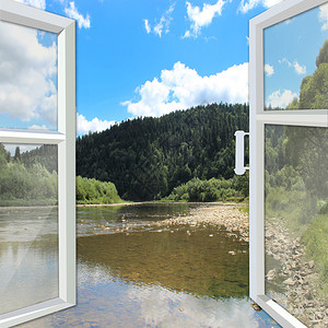 开窗俯瞰风景如画的河流和山脉图片