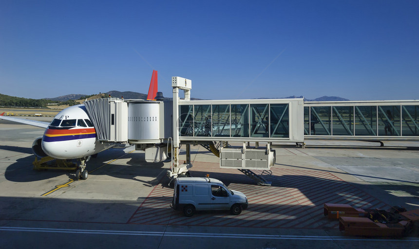 意大利乘客在奥尔比亚国际机场的飞图片