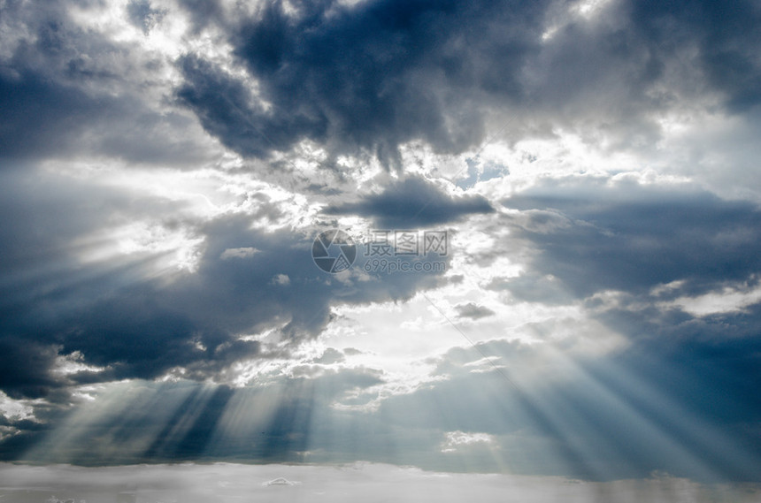 云层天空中的阳图片