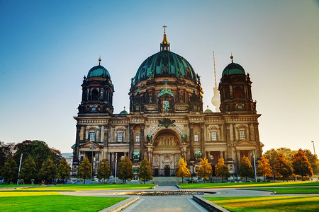 清晨的柏林大教堂图片