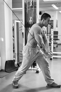 肌肉男在健身房举重男人做运动图片