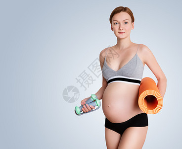 有美丽健康身体的年轻孕妇抱图片