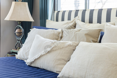 蓝色床上的枕头家里有灯图片