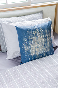 家庭现代单人卧室内枕图片