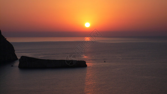 西班牙地中海巴利阿里群岛伊维萨岛宁静的夏日夜晚高清图片