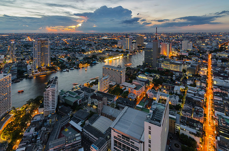 昭披耶曼谷城市景色与Chaophraya河背景