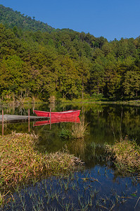 红船和湖中的倒影图片