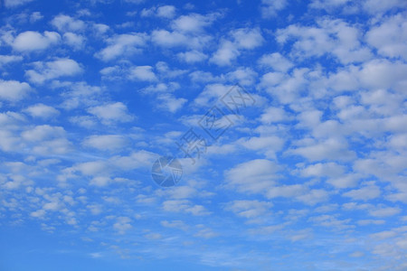有云的天空有背景图片